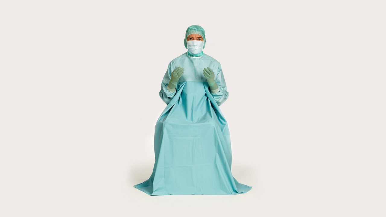 ķirurģe, kurai mugurā BARRIER® ķirurģiskais apģērbs Classic Urology